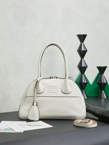 <p> Miu Miu Vivant 迷你 选用细腻绒面羊皮革 哑光质感像抚摸一片柔软的云 光线掠过时 泛起微醺般的光晕 高级感拉满 经典保龄球包型 麂皮让原本立体的线条变得柔和慵懒 自然垂坠出 不刻意 的时髦感   型号 5BB200 </p><p>   尺寸 28*17*9.5cm</p><p>   白色 </p>