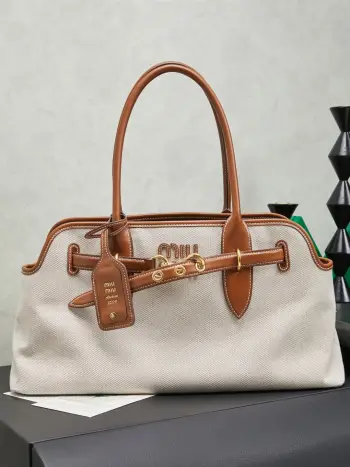 <p>5BG310 新品爆款中古托特包 采用帆布搭配小牛皮 皮质柔软高级 这款Aventure Nappa皮革手袋灵感源自Miu典藏设计 结构经过调整 横版比例更为精致 变得更加轻便 焕发全新个性 饰以压花字母徽标 增添标志性元素 复古金色五金配件 亚麻混纺衬里 配拉链口袋和贴袋 长手腕适合用作手提或单肩 </p><p>尺寸 44X22.5X14.5CM</p>