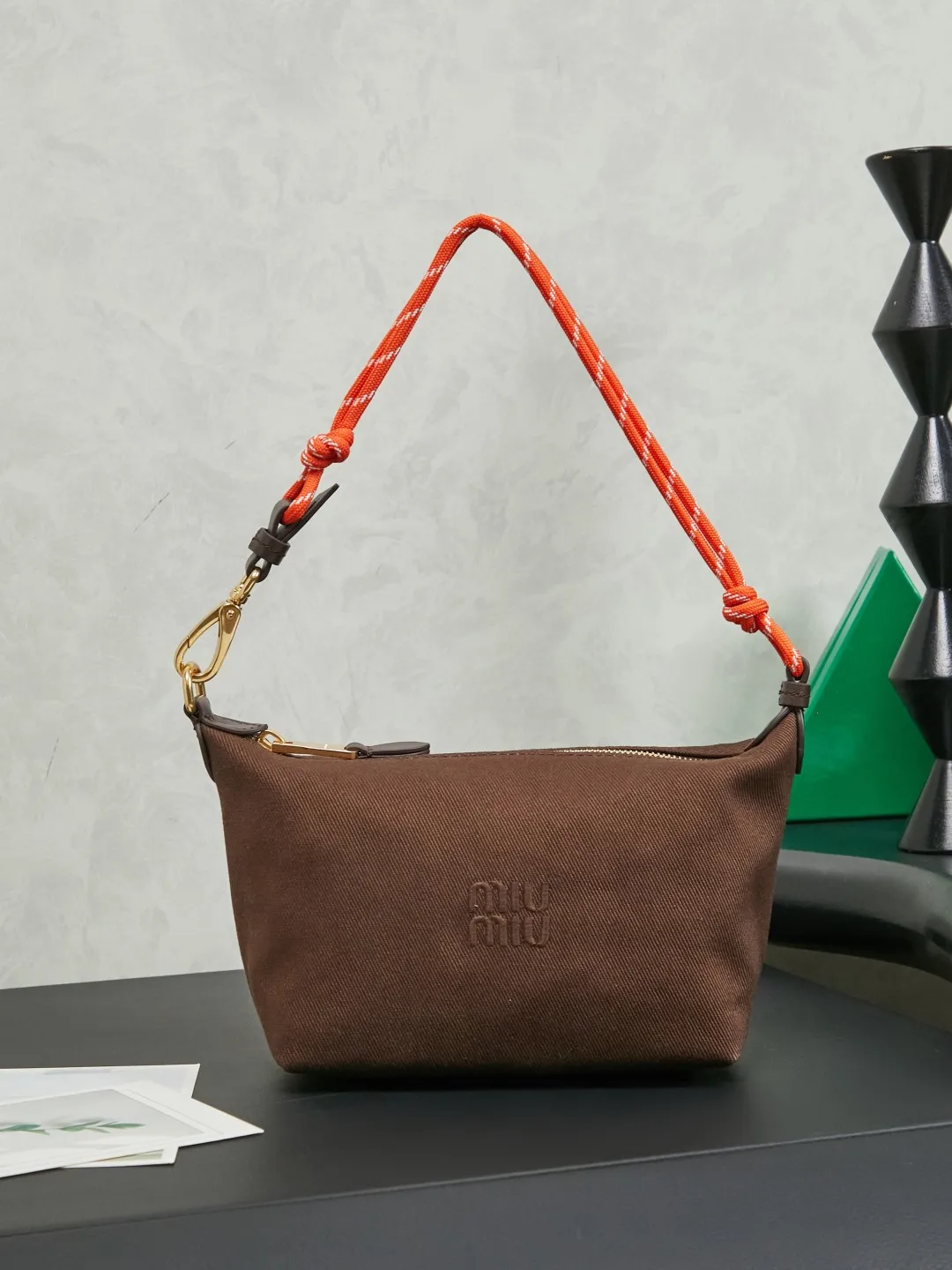 原单MIUMIU女包|高仿MIUMIU女包|精仿MIUMIU女包|一比一MIUMIU女包<p>5NE841 新品牛仔布饭盒包 正面标志性 Miu金额logo 棉布内里 超轻 容量大 怎么搭都好看 一年四季都适用 尺寸 底长19cm 开口宽25.5cm 高14cm 底部宽10cm</p><p>可可棕 </p>