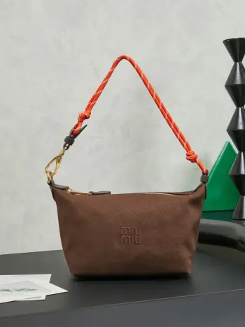<p>5NE841 新品牛仔布饭盒包 正面标志性 Miu金额logo 棉布内里 超轻 容量大 怎么搭都好看 一年四季都适用 尺寸 底长19cm 开口宽25.5cm 高14cm 底部宽10cm</p><p>可可棕</p>