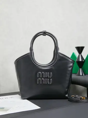 <p>5BG288 Miu家新款伊势丹限定托特包 官网主推 今年绝对爆 款式 顶级进口小牛皮 皮面细腻光滑柔软 上乘的皮革质感高级 包身软而不塌 小尺寸设计更加精致 气质随性慵懒 日常出街背它回头率百分百 手工缝制皮面Logo标志 内里全新麻布里 配两个拉链式口袋 可调节皮革长肩带 尺寸22X 14X11Cm </p><p>配原版包装</p><p>黑色</p>