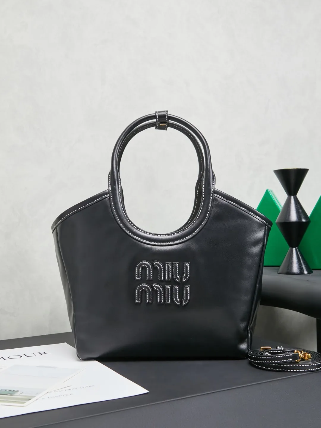 <p>5BG288 Miu家新款伊势丹限定托特包 官网主推 今年绝对爆 款式 顶级进口小牛皮 皮面细腻光滑柔软 上乘的皮革质感高级 包身软而不塌 小尺寸设计更加精致 气质随性慵懒 日常出街背它回头率百分百 手工缝制皮面Logo标志 内里全新麻布里 配两个拉链式口袋 可调节皮革长肩带 尺寸22X 14X11Cm </p><p>配原版包装</p><p>黑色</p>