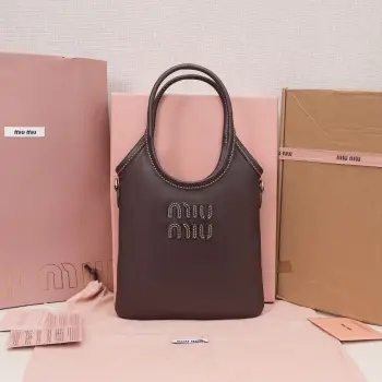 <p>5BA281 miu家新品迷你托特包 新尺寸小巧可爱适配度高 时髦别致又百搭 细节精致考究 经典浮雕字母徽标增添别具一格的格调与辨识度 延续 Miu复古风 随性洒脱 配有可拆卸可调节皮革长肩带 可肩背手拎斜挎实用性更好 缎面衬里 带贴袋 尺寸 20 cm X 24 cm</p>