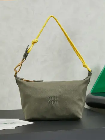 <p>5NE841 新品牛仔布饭盒包 正面标志性 Miu金额logo 棉布内里 超轻 容量大 怎么搭都好看 一年四季都适用 尺寸 底长19cm 开口宽25.5cm 高14cm 底部宽10cm</p><p>绿色</p>