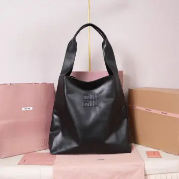 <p>5BC119 MiuMiu新品大hobo款 今年超 的大托特 采用进口小牛皮 皮质光滑细腻柔软 内里Re-Nylon再生尼龙衬里 这款包包很酷 融合男装和女装元素 随性慵懒 自然洒脱 充满个性 可甜可盐 超大容量还很轻便 简约却不简单 各大时尚搏主几乎人手一个 尺寸 39 X38.5 X 11 cm</p>