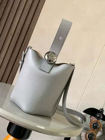 <p>迷你柔软粒面牛皮革 Pebble Bucket 水桶手袋Pebble将纯粹的简约线条与瞩目设计风格巧妙融合造就别具一格的创新的手袋设计 可斜挎 肩背或手提<p>款号 9047</p><p>颜色 沥青灰咖荔</p><p>尺寸 20CM 16CM 16CM</p>