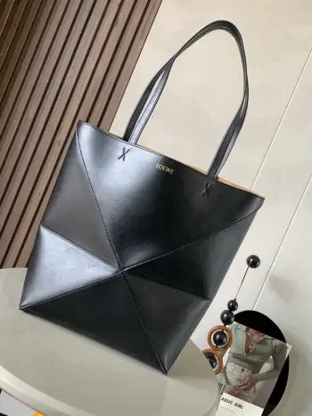 <p>新款亮面牛皮革puzzle Fold手袋又把几何图形玩出花了  很久没见过这么实用又设计感满满的托特包了这款延续了Puzzle系列的几何美学以折纸包为灵感 让这只 Puzzle Fold tote 在立体和平面随意切换上身了两个尺码<p>款号 9029</p><p>颜色 黑色</p>