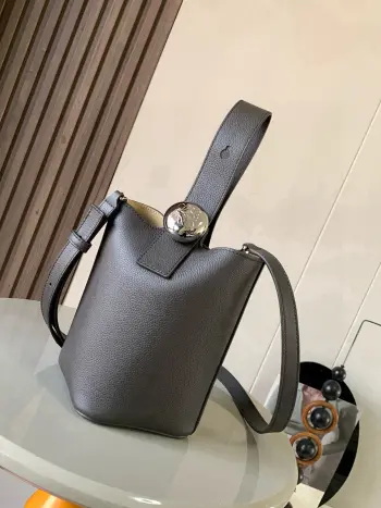 <p>迷你柔软粒面牛皮革 Pebble Bucket 水桶手袋Pebble将纯粹的简约线条与瞩目设计风格巧妙融合造就别具一格的创新的手袋设计 可斜挎 肩背或手提<p>款号 9047</p><p>颜色 灰咖荔</p><p>尺寸 20CM 16CM 16CM</p>