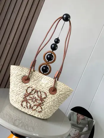 <p>小号伊拉卡棕榈纤维和牛皮革 Anagram Basket 手袋超多明星同款一个传统的篮子手袋带有经典的手工编织包身管状牛皮革带子 以及一块牛皮革 Anagram 压纹贴片这个小尺寸版本采用伊拉卡棕榈制成<p>款号 8007</p><p>颜色 棕色</p>