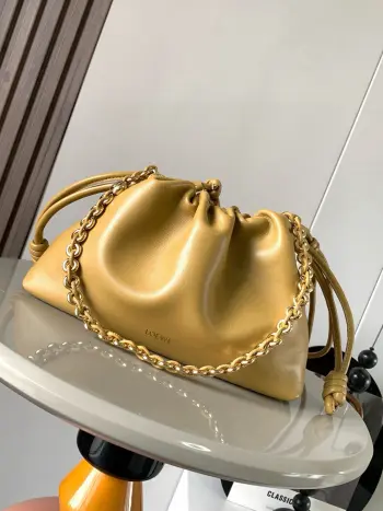 <p> 明星同款 柔软纳帕羊皮革 Flamenco Purse 新款手拿包Flamenco Purse 手袋采用褶皱设计侧面搭配标志性绳结等关键细节 款式时尚百搭可作为手拿包携带亦可搭配甜甜圈链条肩背或搭配皮革肩带斜挎 此版本采用柔软纳帕羊皮革制成  可肩背 斜挎或手提 可拆卸可调节皮革肩带 <p>款号 9057</p>颜色 沙漠黄</p>