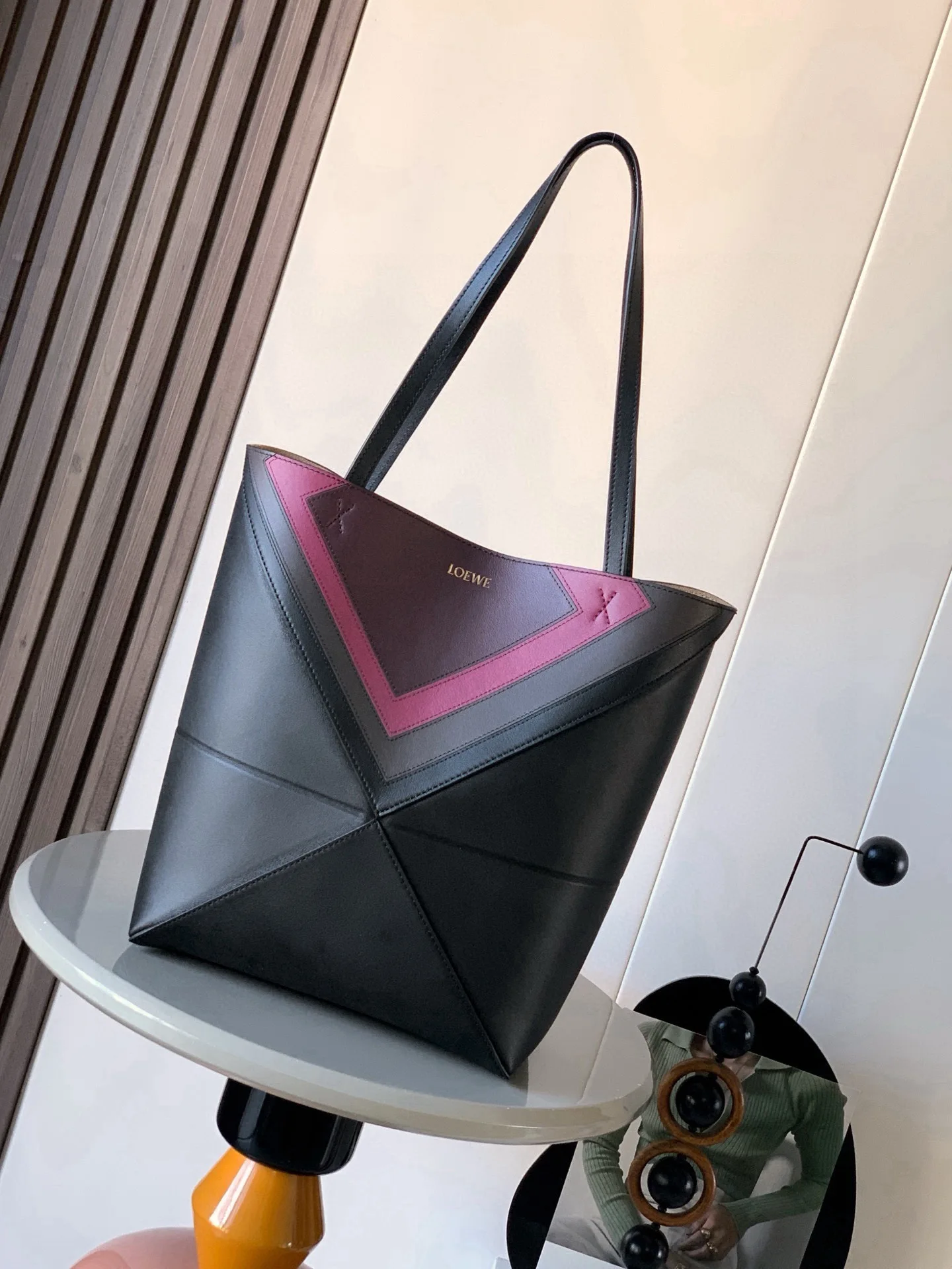 原单罗意威女包|高仿罗意威女包|精仿罗意威女包|一比一罗意威女包<p>新款 中号纳帕牛皮革 Puzzle Fold 手袋Puzzle Fold采用轻盈几何结构设计 能够完全扁平折叠 是旅行良伴 此中号版本采用纳帕牛皮革制成 方形嵌花图案的灵感源自 Josef Albers 的 Homage to the Square