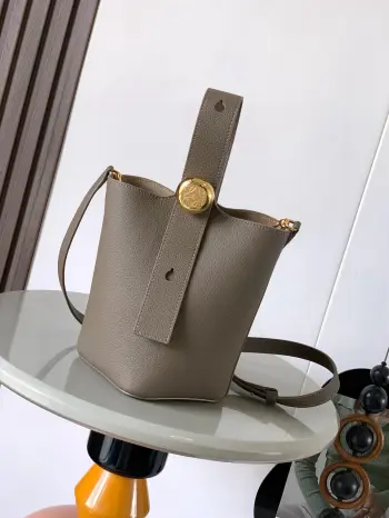 <p>迷你柔软粒面牛皮革 Pebble Bucket 水桶手袋Pebble将纯粹的简约线条与瞩目设计风格巧妙融合造就别具一格的创新的手袋设计 可斜挎 肩背或手提<p>款号 9047</p><p>颜色 灰褐色荔</p><p>尺寸 20CM 16CM 16CM</p>