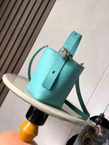 <p>迷你柔软粒面牛皮革 Pebble Bucket 水桶手袋Pebble将纯粹的简约线条与瞩目设计风格巧妙融合造就别具一格的创新的手袋设计标志性的 Anagram 雕刻五金件兼具装饰和实用功能 可调节肩带长度并适合多种携带方式<p>款号 9047</p><p>颜色 水蓝色</p><p>尺寸 20CM 16CM 16CM</p>