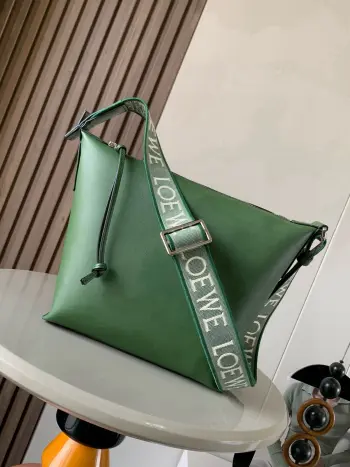 <p>小号Cubi斜挎包惊艳亮相这次出了Cubi 真是让人惊喜配有提花可调节肩带手感亲肤柔和容量大功能性强 可以单肩腋下斜挎 可当健身包使用作为短途旅行的行李袋也是非常出圈 出片的真的是一只综合素质非常高的好包包Cubi 斜挎包是一款宽敞且柔软的手袋<p>款号 9026</p><p>颜色 猎人绿</p>