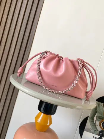 <p> 明星同款 柔软纳帕羊皮革 Flamenco Purse 新款手拿包Flamenco Purse 手袋采用褶皱设计侧面搭配标志性绳结等关键细节 款式时尚百搭可作为手拿包携带亦可搭配甜甜圈链条肩背或搭配皮革肩带斜挎<p>款号 9057</p>颜色 胭脂粉</p>