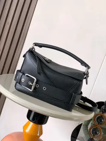 <p> 小号亮面牛皮革 Puzzle Biker手袋Puzzle 以别具一格的几何线条勾勒长方体造型此小号版本采用亮面牛皮革制成饰有摩托车骑士风格细节 *可肩背 斜挎或手提*可拆卸可调节肩带*拉链开合牛皮革拉链头*<p>款号 9151</p><p>颜色 黑色</p>
