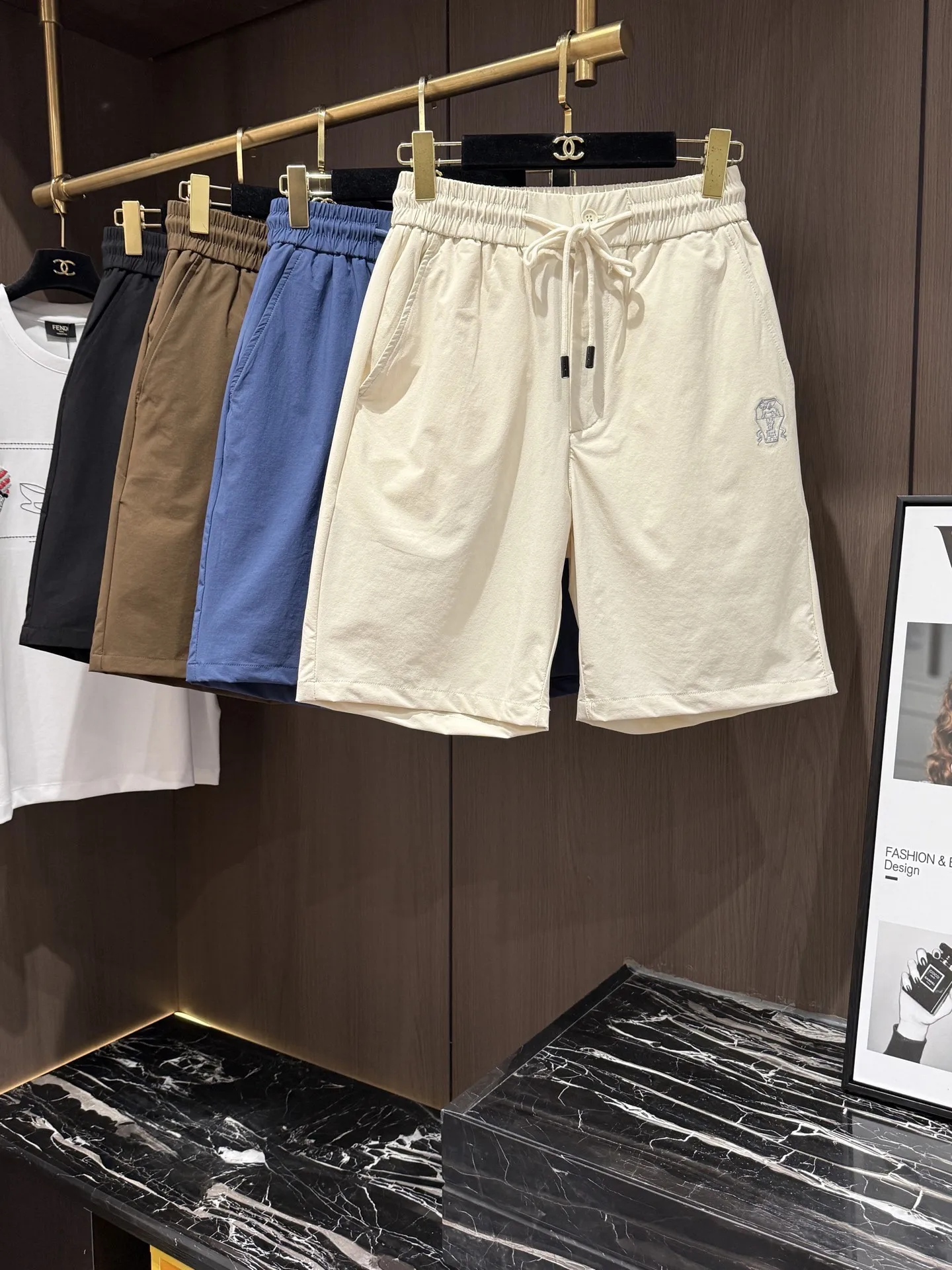 原单短款裤子男装|高仿短款裤子男装|精仿短款裤子男装|一比一短款裤子男装<p>BC26SS抽绳百搭男士休闲运动短裤五分裤 选用精心细致的做工 松紧腰+抽绳实用有型 裆部立体裁剪 穿着舒适立体 垂顺宽松裤脚 透气舒适不闷热 复古潮流 日常休闲短裤 丝毫不显臃肿 适合在休闲 户外场合穿着 码数M-3XL</p>