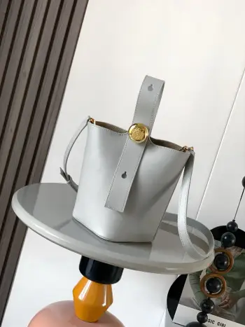 <p>迷你柔软粒面牛皮革 Pebble Bucket 水桶手袋Pebble将纯粹的简约线条与瞩目设计风格巧妙融合造就别具一格的创新的手袋设计 可斜挎 肩背或手提<p>款号 9047</p><p>颜色 银灰色</p><p>尺寸 20CM 16CM 16CM</p>