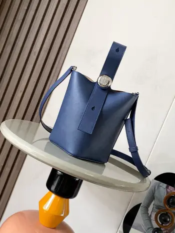 <p>迷你柔软粒面牛皮革 Pebble Bucket 水桶手袋 可斜挎 肩背或手提<p>款号 9047</p><p>颜色 海军蓝</p><p>尺寸 20CM 16CM 16CM</p>