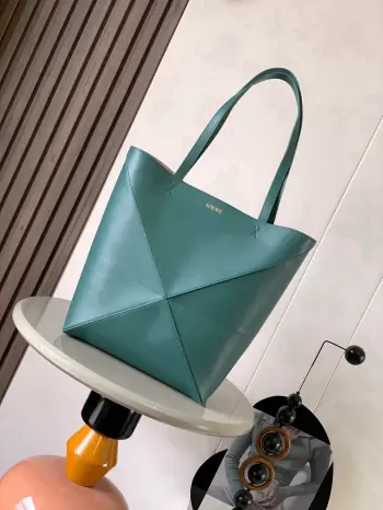 <p>新款亮面牛皮革puzzle Fold手袋又把几何图形玩出花了  很久没见过这么实用又设计感满满的托特包了 这款延续了Puzzle系列的几何美学以折纸包为灵感 让这只 Puzzle Fold tote 在立体和平面随意切换上身了两个尺码<p>款号 9029</p><p>颜色 亚丁绿</p>
