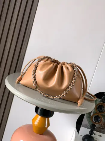 <p> 明星同款 柔软纳帕羊皮革 Flamenco Purse 新款手拿包Flamenco Purse 手袋采用褶皱设计侧面搭配标志性绳结等关键细节 款式时尚百搭可作为手拿包携带亦可搭配甜甜圈链条肩背或搭配皮革肩带斜挎<p>款号 9057</p>颜色 摩卡色</p>
