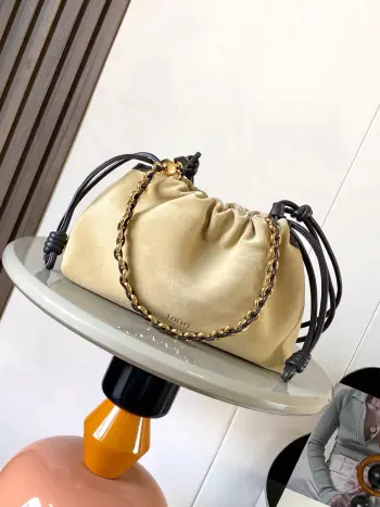 <p>秋冬磨砂皮褶皱福袋包柔软纳帕羊皮革 Flamenco Purse新款手拿包Flamenco Purse 手袋采用褶皱设计侧面搭配标志性绳结等关键细节 款式时尚百搭可作为手拿包携带亦可搭配甜甜圈链条肩背或搭配皮革肩带斜挎 此版本采用柔软纳帕羊皮革制成  可肩背 斜挎或手提 可拆卸可调节皮革肩带 <p>款号 9057</p>颜色 杏白磨砂</p>