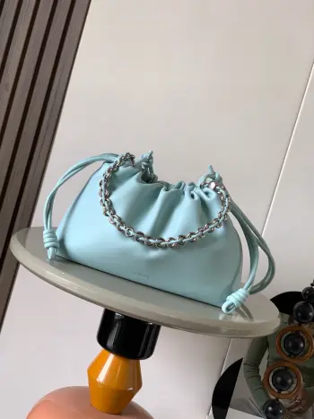 <p>新款中号鹿皮革 Flamenco Purse 手拿包明星同款Flamenco Purse 采用褶皱设计 侧面搭配标志性绳结此中号版本采用鹿皮革制成 可肩背 斜挎或手提 可拆卸可调节皮革肩带 可拆卸甜甜圈链条饰有Anagram Pebble  款号 9057</p><p>颜色 冰山蓝</p>