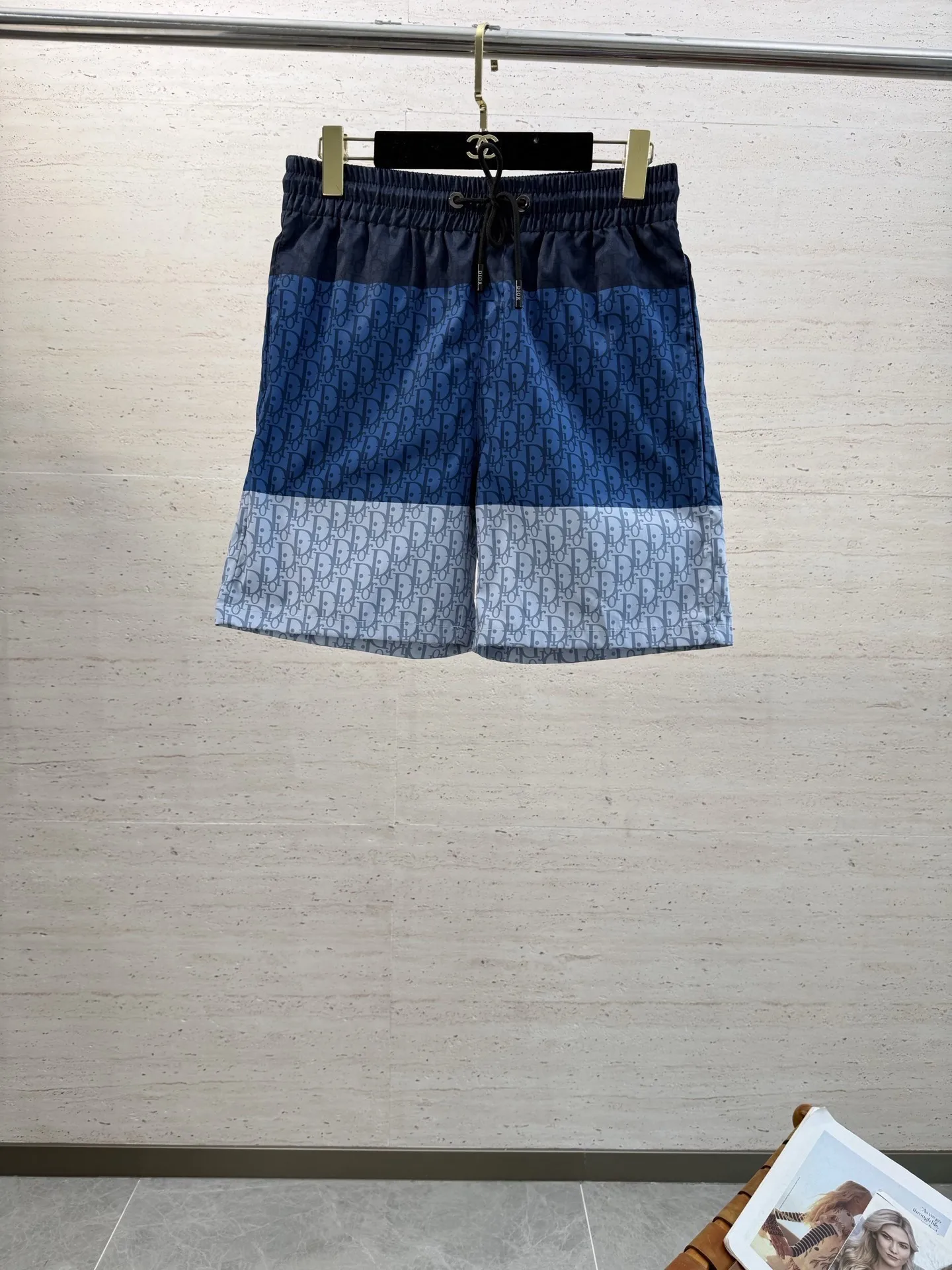 原单短款裤子男装|高仿短款裤子男装|精仿短款裤子男装|一比一短款裤子男装<p>CD26SS抽绳百搭男士休闲运动短裤五分裤 选用精心细致的做工 松紧腰+抽绳实用有型 裆部立体裁剪 穿着舒适立体 垂顺宽松裤脚 透气舒适不闷热 复古潮流 日常休闲短裤 丝毫不显臃肿 适合在休闲 户外场合穿着  码数M-3XL</p>