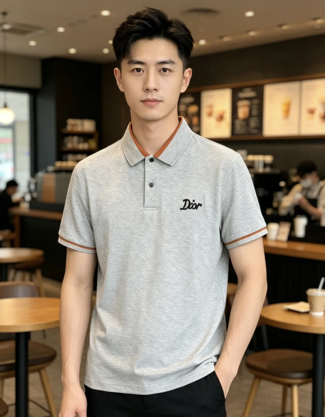 原单短袖T恤男装|高仿短袖T恤男装|精仿短袖T恤男装|一比一短袖T恤男装<p>Dior 2026春夏新款男士标识短袖polo衫 延续经典休闲翻领POLO恤.该款Polo衫采用丝光珠地棉面料制成 隽永设计可跨越时尚潮流 经典款型 LX品牌LOGO立体别致 让整体更具细节感 合体的版型 面料采用全棉珠地料 舒适 亲肤 透气好 平时通勤休闲都很实穿的一款 强烈推荐 尺码 M-3XL m穿175/130</p>