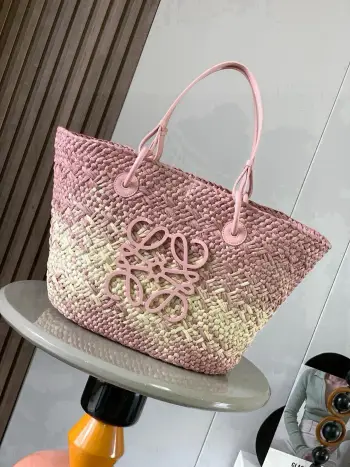 <p>大号伊拉卡棕榈纤维和牛皮革 Anagram Basket 手袋超多明星同款一个传统的篮子手袋带有经典的手工编织包身管状牛皮革带子 以及一块牛皮革 Anagram 压纹贴片这个小尺寸版本采用伊拉卡棕榈制成<p>款号 8008</p><p>颜色 粉色</p>