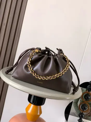 <p>新款中号鹿皮革 Flamenco Purse 手拿包明星同款Flamenco Purse 采用褶皱设计 侧面搭配标志性绳结此中号版本采用鹿皮革制成 可肩背 斜挎或手提 可拆卸可调节皮革肩带 可拆卸甜甜圈链条饰有Anagram Pebble  款号 9057</p><p>颜色 布朗尼深棕</p>