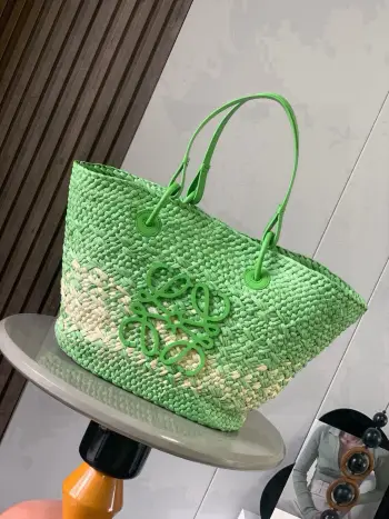 <p>大号伊拉卡棕榈纤维和牛皮革 Anagram Basket 手袋超多明星同款一个传统的篮子手袋带有经典的手工编织包身管状牛皮革带子 以及一块牛皮革 Anagram 压纹贴片这个小尺寸版本采用伊拉卡棕榈制成<p>款号 8008</p><p>颜色 青草绿</p>