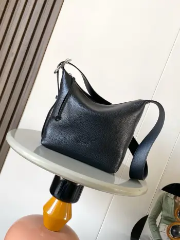 <p>新款 柔软粒面牛皮革 Loop Hobo 手袋Loop Hobo手袋*可肩背或斜挎*可调节肩带*拉链开合*一个内部贴袋*织物衬里 *L0EWE 压纹</p><p>尺寸 26CM 24.5CM 13CM</p><p>款号 9159</p><p>颜色 黑色/鹿皮</p>