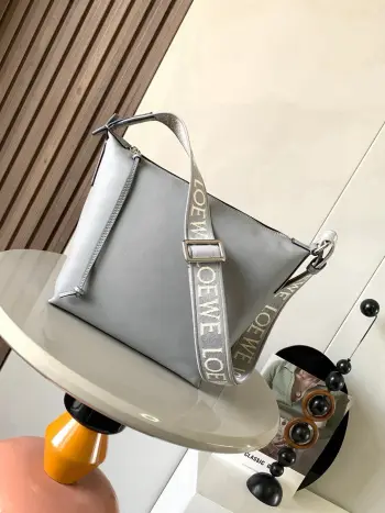 <p>小号Cubi斜挎包惊艳亮相这次出了Cubi 真是让人惊喜配有提花可调节肩带手感亲肤柔和容量大功能性强 可以单肩腋下斜挎 可当健身包使用作为短途旅行的行李袋也是非常出圈 出片的真的是一只综合素质非常高的好包包Cubi 斜挎包是一款宽敞且柔软的手袋<p>款号 9026</p><p>颜色 珍珠灰</p>