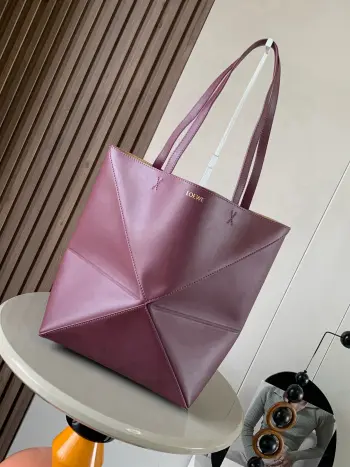 <p>新款亮面牛皮革puzzle Fold手袋又把几何图形玩出花了  很久没见过这么实用又设计感满满的托特包了这款延续了Puzzle系列的几何美学以折纸包为灵感 让这只 Puzzle Fold tote 在立体和平面随意切换上身了两个尺码<p>款号 9029</p><p>颜色 勃良地红</p>