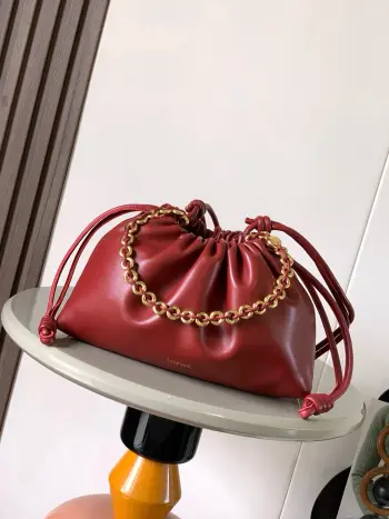 <p>新款中号鹿皮革 Flamenco Purse 手拿包明星同款Flamenco Purse 采用褶皱设计 侧面搭配标志性绳结此中号版本采用鹿皮革制成 可肩背 斜挎或手提 可拆卸可调节皮革肩带 可拆卸甜甜圈链条饰有Anagram Pebble  款号 9057</p><p>颜色 深红</p>