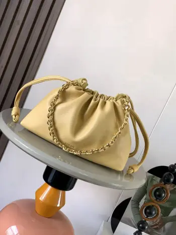 <p> 明星同款 柔软纳帕羊皮革 Flamenco Purse 新款手拿包Flamenco Purse 手袋采用褶皱设计侧面搭配标志性绳结等关键细节 款式时尚百搭可作为手拿包携带亦可搭配甜甜圈链条肩背或搭配皮革肩带斜挎 此版本采用柔软纳帕羊皮革制成  可肩背 斜挎或手提 可拆卸可调节皮革肩带 <p>款号 9057</p>