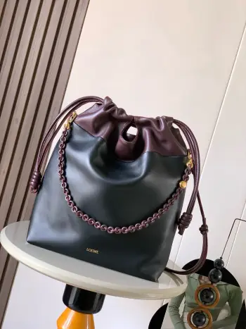 <p> 新款新柔软双色纳帕小羊皮 Flamenco Purse 托特包是柔软实用的包款 采用直式设计 历史悠久的抽绳 绳结和与对比色顶部搭配的同色系甜甜圈链带此版本以柔软纳帕小羊皮制成可肩背 斜背或手提<p>款号 9101</p><p>颜色 勃艮地红</p>