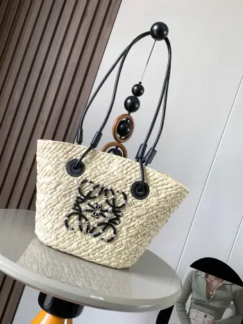 <p>小号伊拉卡棕榈纤维和牛皮革 Anagram Basket 手袋超多明星同款一个传统的篮子手袋带有经典的手工编织包身管状牛皮革带子 以及一块牛皮革 Anagram 压纹贴片这个小尺寸版本采用伊拉卡棕榈制成<p>款号 8007</p><p>颜色 黑色</p>