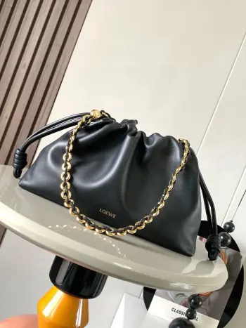 <p> 明星同款 柔软纳帕羊皮革 Flamenco Purse 新款手拿包Flamenco Purse 手袋采用褶皱设计侧面搭配标志性绳结等关键细节 款式时尚百搭可作为手拿包携带亦可搭配甜甜圈链条肩背或搭配皮革肩带斜挎 此版本采用柔软纳帕羊皮革制成  可肩背 斜挎或手提 可拆卸可调节皮革肩带 <p>款号 9057</p>颜色 黑色</p>