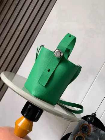<p>迷你柔软粒面牛皮革 Pebble Bucket 水桶手袋 可斜挎 肩背或手提<p>款号 9047</p><p>颜色 热带绿</p><p>尺寸 20CM 16CM 16CM</p>