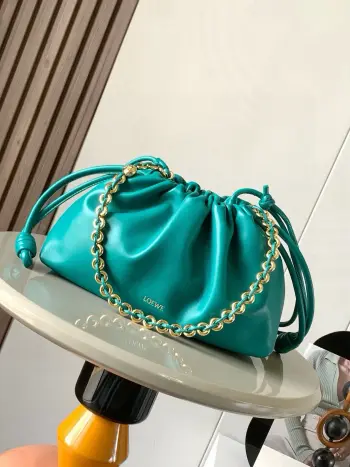 <p> 明星同款 柔软纳帕羊皮革 Flamenco Purse 新款手拿包Flamenco Purse 手袋采用褶皱设计侧面搭配标志性绳结等关键细节 款式时尚百搭可作为手拿包携带亦可搭配甜甜圈链条肩背或搭配皮革肩带斜挎 此版本采用柔软纳帕羊皮革制成  可肩背 斜挎或手提 可拆卸可调节皮革肩带 <p>款号 9057</p>颜色 翡翠绿</p>