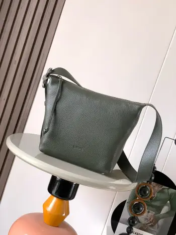 <p>新款 柔软粒面牛皮革 Loop Hobo 手袋Loop Hobo手袋*可肩背或斜挎*可调节肩带*拉链开合*一个内部贴袋*织物衬里 *L0EWE 压纹</p><p>尺寸 26CM 24.5CM 13CM</p><p>款号 9159</p><p>颜色 深棕榄绿</p>