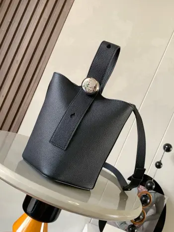 <p>迷你柔软粒面牛皮革 Pebble Bucket 水桶手袋Pebble将纯粹的简约线条与瞩目设计风格巧妙融合造就别具一格的创新的手袋设计 可斜挎 肩背或手提<p>款号 9047</p><p>颜色 黑色荔</p><p>尺寸 20CM 16CM 16CM</p>