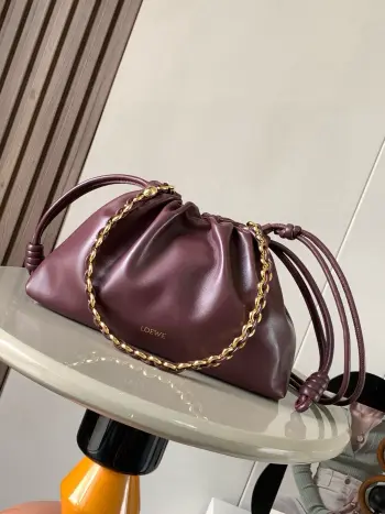 <p> 明星同款 柔软纳帕羊皮革 Flamenco Purse 新款手拿包Flamenco Purse 手袋采用褶皱设计侧面搭配标志性绳结等关键细节 款式时尚百搭可作为手拿包携带亦可搭配甜甜圈链条肩背或搭配皮革肩带斜挎<p>款号 9057</p>颜色 勃良地红</p>
