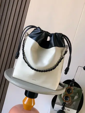 <p> 新款新柔软双色纳帕小羊皮 Flamenco Purse 托特包是柔软实用的包款 采用直式设计 历史悠久的抽绳 绳结和与对比色顶部搭配的同色系甜甜圈链带此版本以柔软纳帕小羊皮制成可肩背 斜背或手提<p>款号 9101</p><p>颜色 海盐白/黑</p>