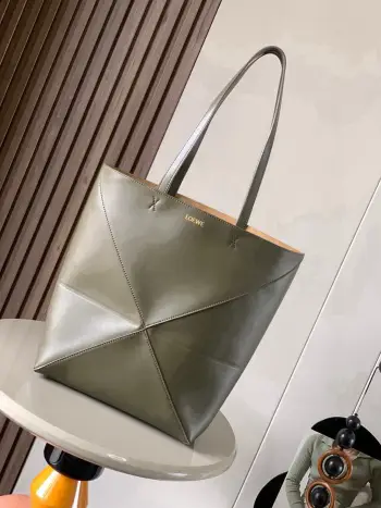 <p>新款亮面牛皮革puzzle Fold手袋又把几何图形玩出花了  很久没见过这么实用又设计感满满的托特包了这款延续了Puzzle系列的几何美学以折纸包为灵感 让这只 Puzzle Fold tote 在立体和平面随意切换上身了两个尺码<p>款号 9029</p><p>颜色 卡其绿</p>