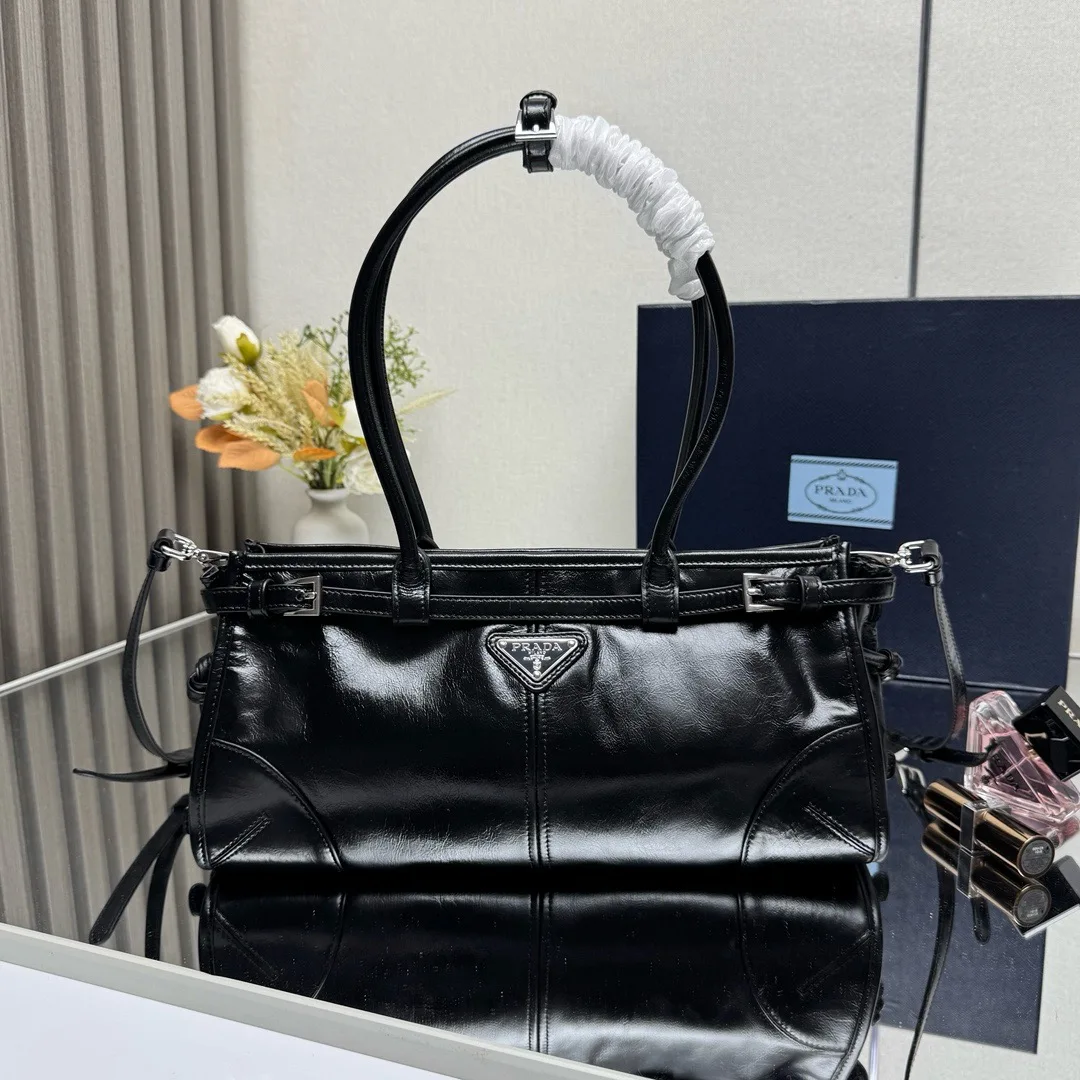 <p> 顶级原单 小号1BA426 长手腕 LusSolf油腊皮1BA426小号这款手提斜挎包采用进口油腊皮 油亮的色泽散发出古典气息 配有一条可拆卸调节的长肩带 方便不同场合搭配 容量空间非常大 巨巨好用 绝对是时商达人们的必备款 赶紧把这款复古格调手拎包带回家吧 尺寸 长32x高15.5x底12cm</p>