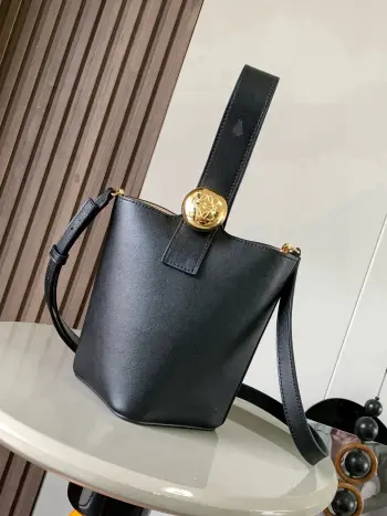 <p>迷你柔软粒面牛皮革 Pebble Bucket 水桶手袋Pebble将纯粹的简约线条与瞩目设计风格巧妙融合造就别具一格的创新的手袋设计 可斜挎 肩背或手提<p>款号 9047</p><p>颜色 黑色平纹</p><p>尺寸 20CM 16CM 16CM</p>