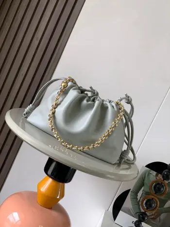 <p> 明星同款 柔软纳帕羊皮革 Flamenco Purse 新款手拿包Flamenco Purse 手袋采用褶皱设计侧面搭配标志性绳结等关键细节 款式时尚百搭可作为手拿包携带亦可搭配甜甜圈链条肩背或搭配皮革肩带斜挎 此版本采用柔软纳帕羊皮革制成  可肩背 斜挎或手提 可拆卸可调节皮革肩带 <p>款号 9057</p>